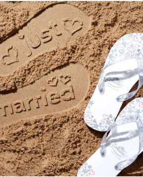 L’idea: ai piedi di sposi e invitati arrivano le… “wedding flip flops”