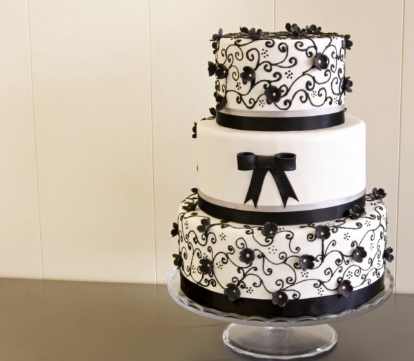 wedding-cake-a-piani-bianca-e-nera-con-fiori-e-fioccho