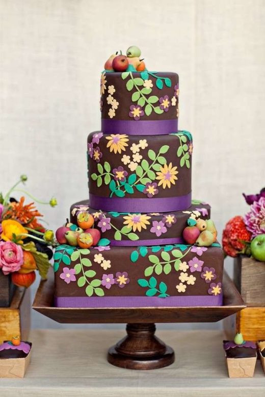 torta-nuziale-con-decorazioni-colorate