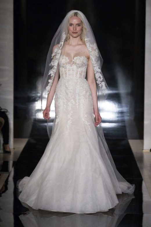 bito da sposa con bustier a cuore e velo ricamato della collezione Reem Acra 2017