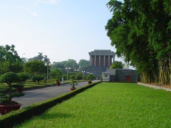 Ho-Chi-Minh-Mausoleo-di-Hanoi-Vietnam-1040x780