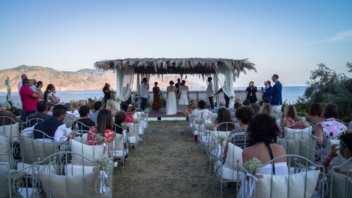 L'ora del crepuscolo per l'unione civile di Anna e Claudia organizzata da "Eolie in Love"