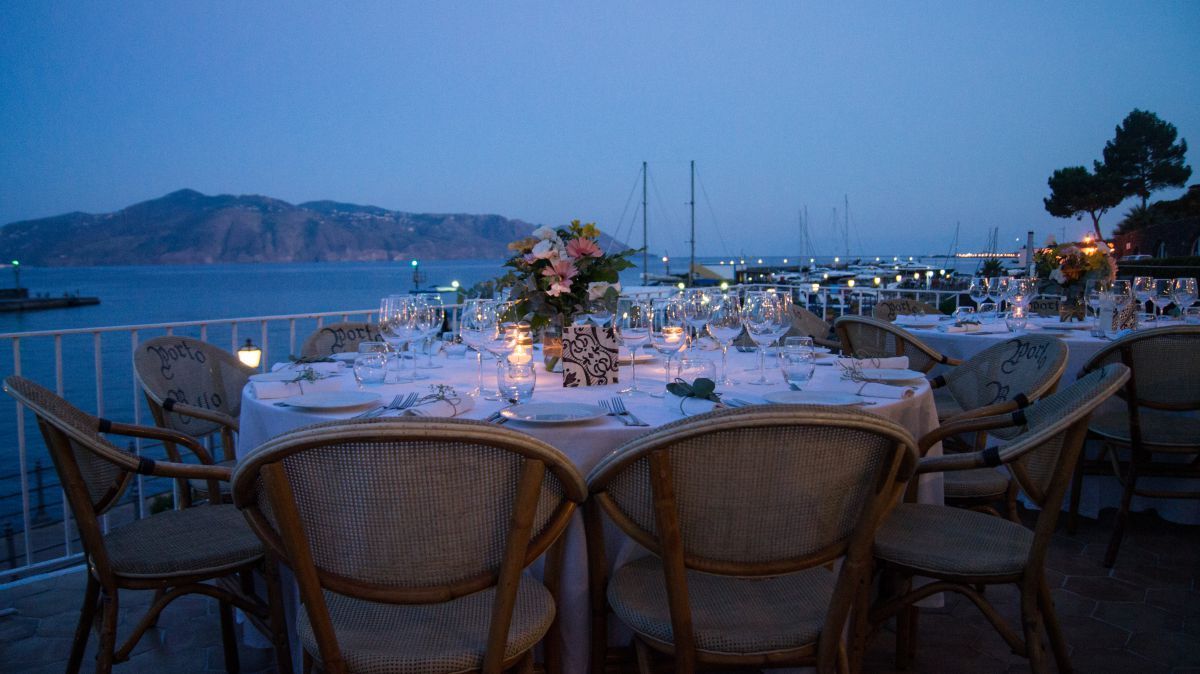 Il panorama da Salina durante la cena nell'unione civile in un'isola di Anna e Claudia organizzata da "Eolie in Love"