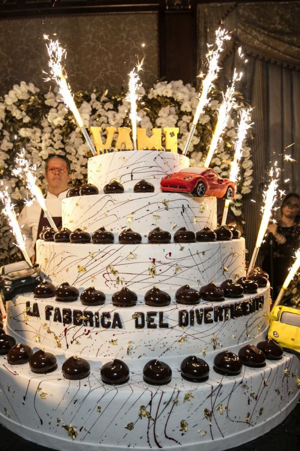 Il pasticcere Ernst Knam e la sua creazione a 4 piani al party esclusivo organizzato da Anna Frascisco per presentare Vami Luxury Rent