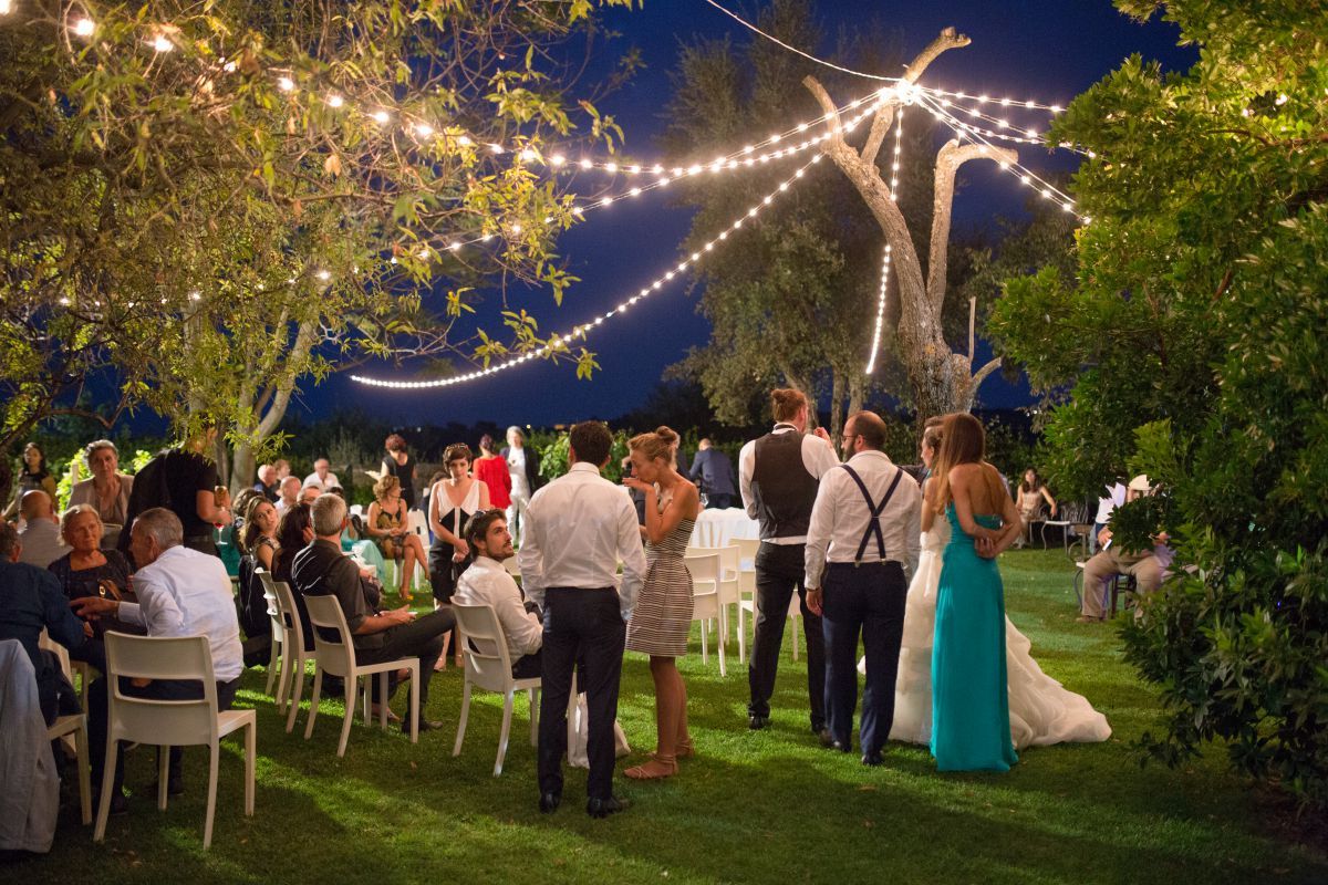 Il dettaglio delle luci nel giardino segreto del castello scelto da Jessica e Lorenzo per il loro matrimonio in stile medievale