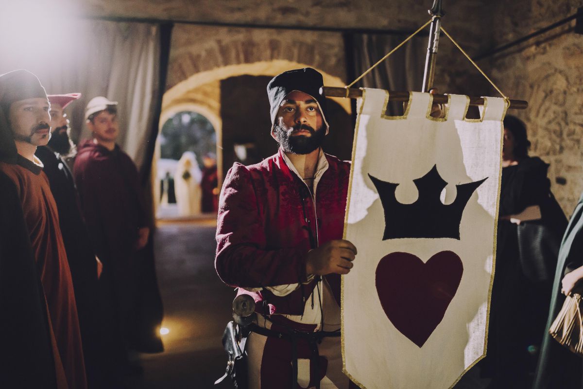 Gli stendardi che precedevano la sposa prima del suo arrivo