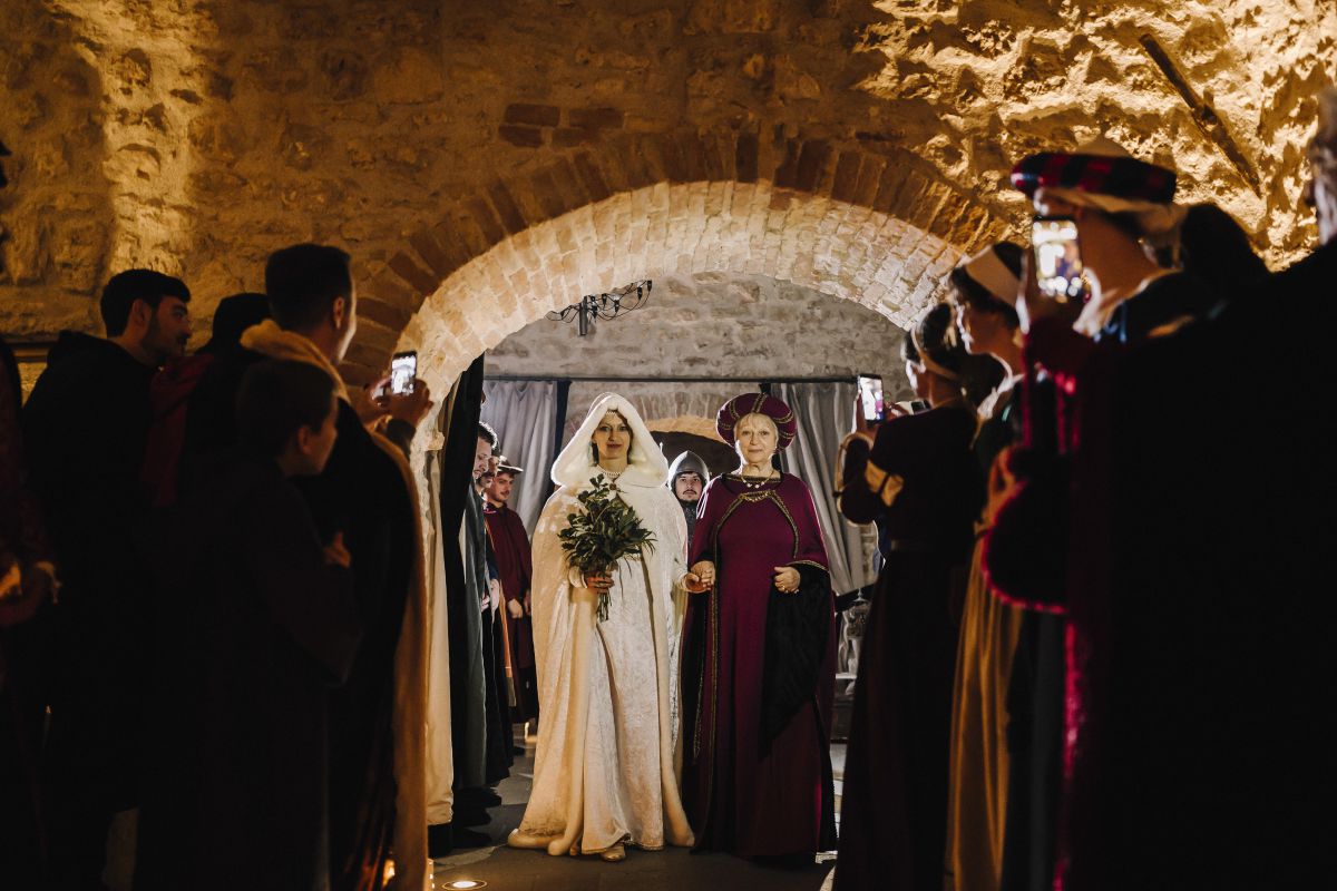 Roberta in abiti del secolo per il suo matrimonio medievale al Castello di Montignano