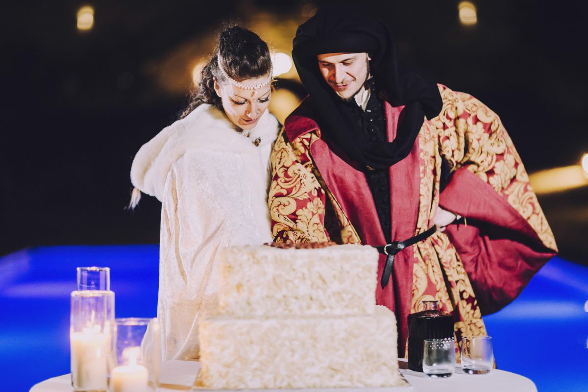 Il taglio della torta al matrimonio medievale di Alessandro e Roberta