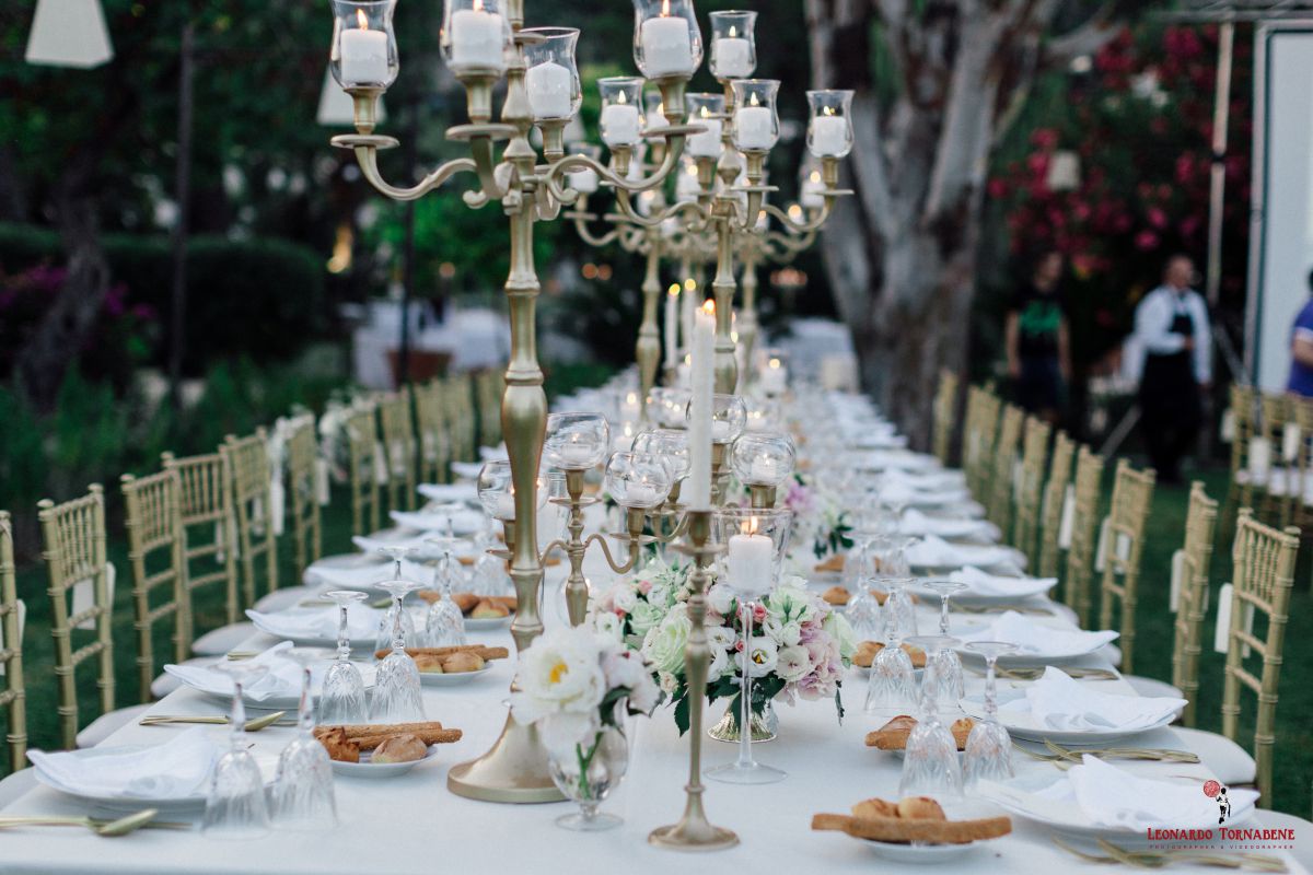 Dalla mise en place ai candelabri: il matrimonio a tema oro di Maria Pia e Salvo organizzato da Fiorelli Wedding