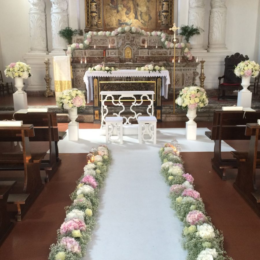 L'altare della chiesa di Santa Caterina a Taormina allestito da Fiorelli Wedding