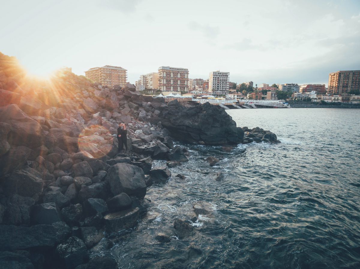 Due sposi sul lungomare di Catania immortalati da Andrea Materia