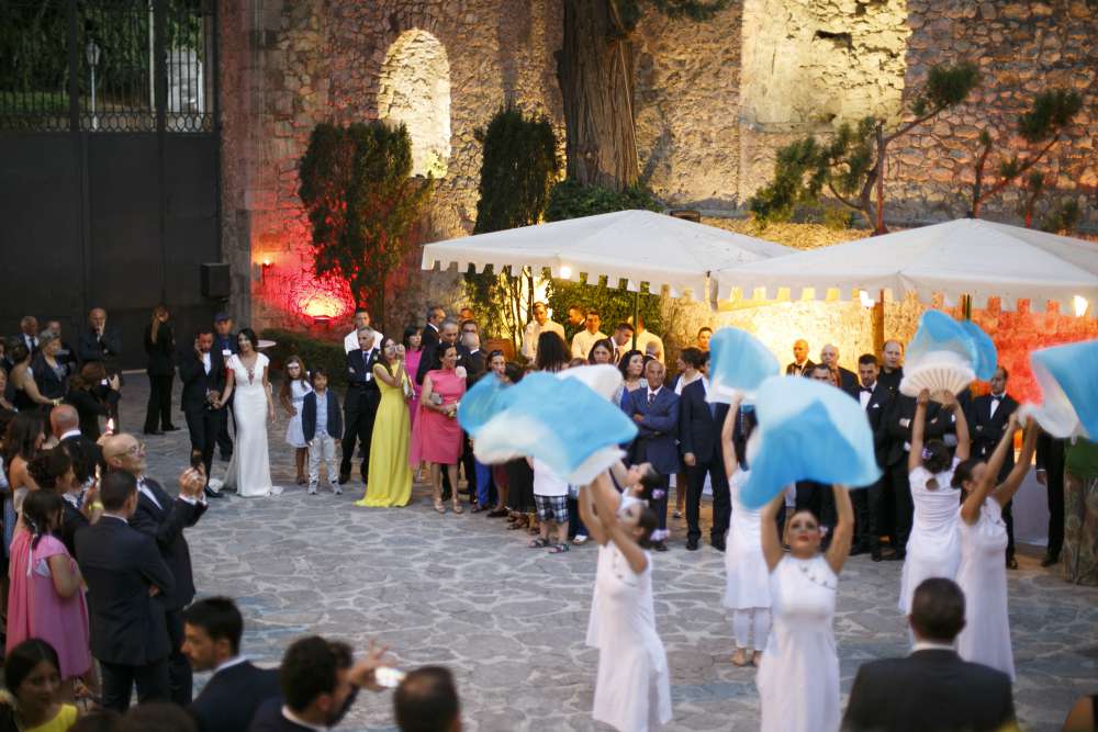 Balletti e festeggiamenti durante le nozze di Giovanni e Clara organizzate da Vaniglia e Cannella