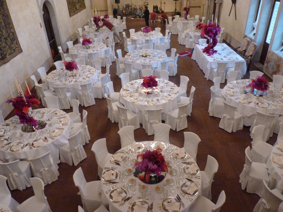 Mise en place semplice ma raffinata sui colori del fuksia per il matrimonio di Miriam e Wadih a Castelbrando