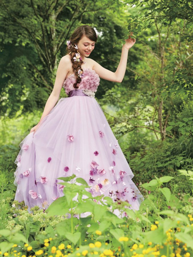 Fiori e colori pastello per l'abito da sposa ispirato a Rapunzel