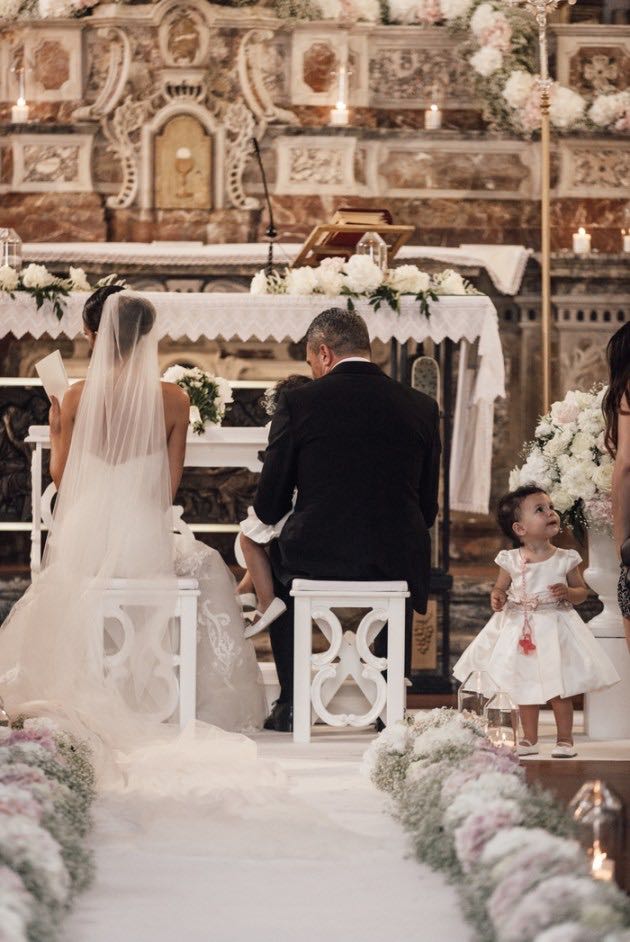 L'altare della chiesa di Santa Caterina a Taormina allestito da Fiorelli Wedding
