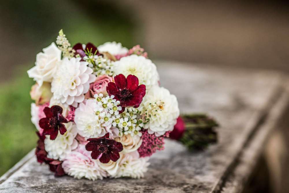 Il bouquet di Elisabetta nei colori del bordeaux