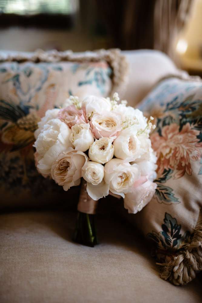 Il bouquet di Francesca nei toni del bianco e del rosa 