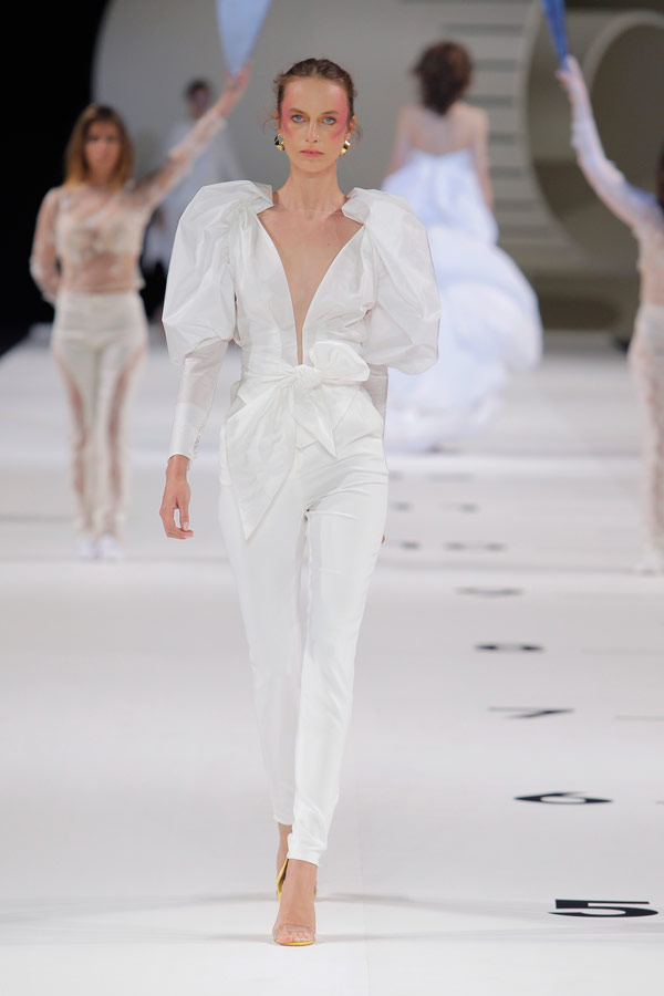 Scarpe Sposa Yolan Cris.Abiti Da Sposa Yolancris 2019 Look Per Donne Dalla Forte Personalita