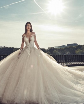 Julia Kontogruni, abiti da sposa per tutti i corpi e ogni stile