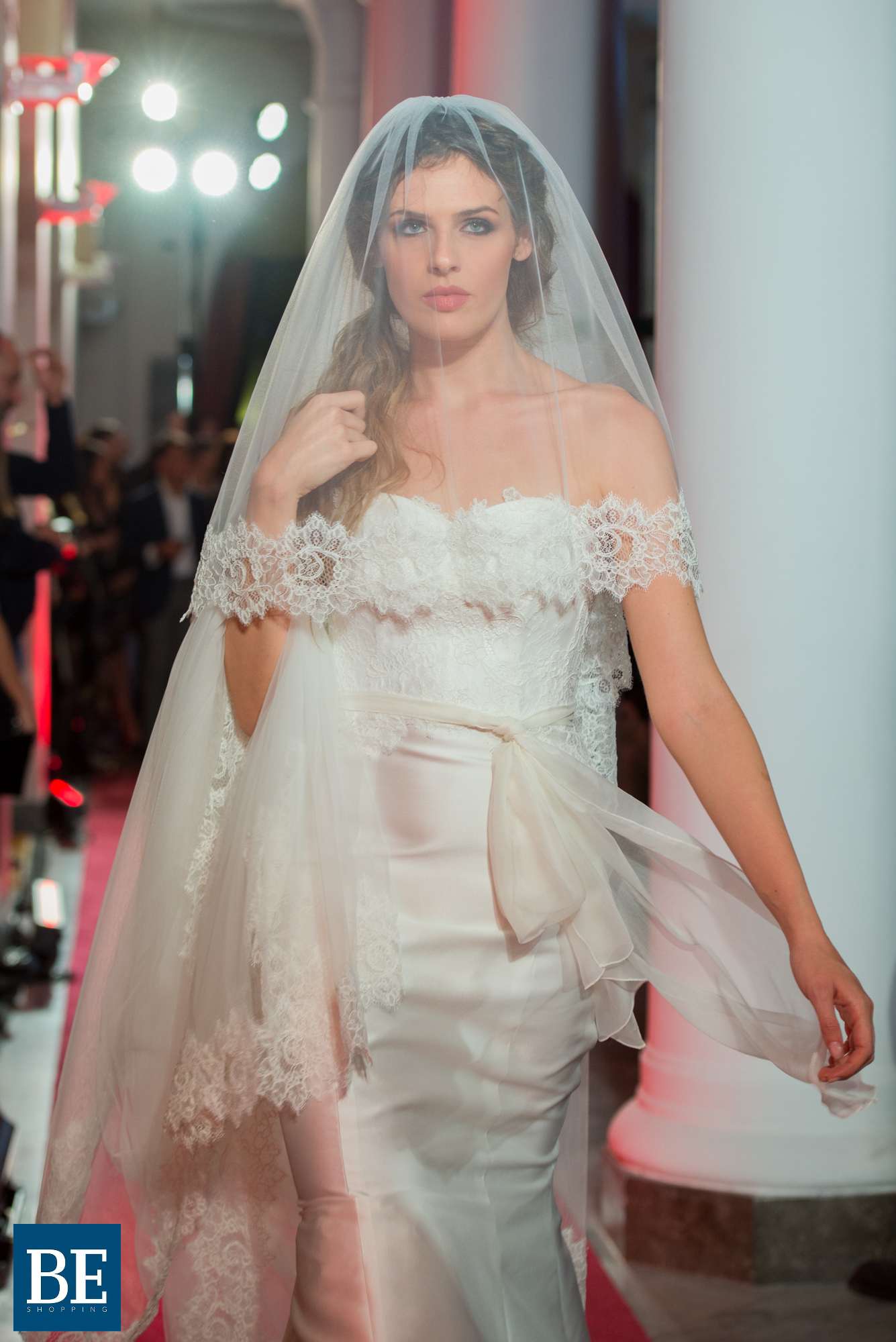 Come scegliere il velo da sposa: abbinamenti, tipologie, tessuti - Stefania  Spose Parma