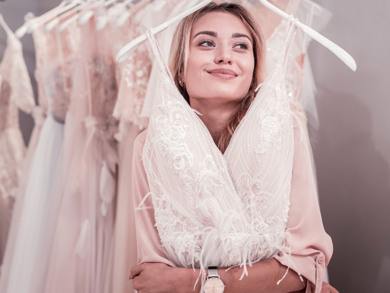 In questa foto una ragazza uno dei suoi modelli di abiti da sposa preferiti