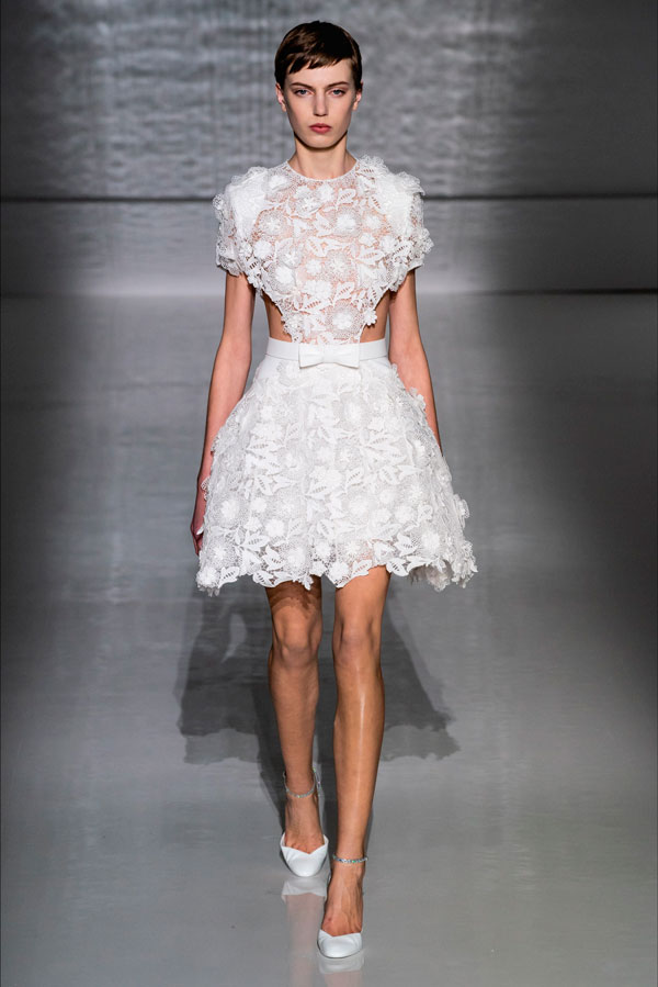 Abiti da sposa di alta moda 2019 a Parigi i grandi stilisti scelgono il bianco