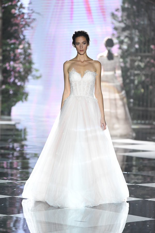 Abiti da sposa Atelier Eme 2020 in passerella torna l amore romantico