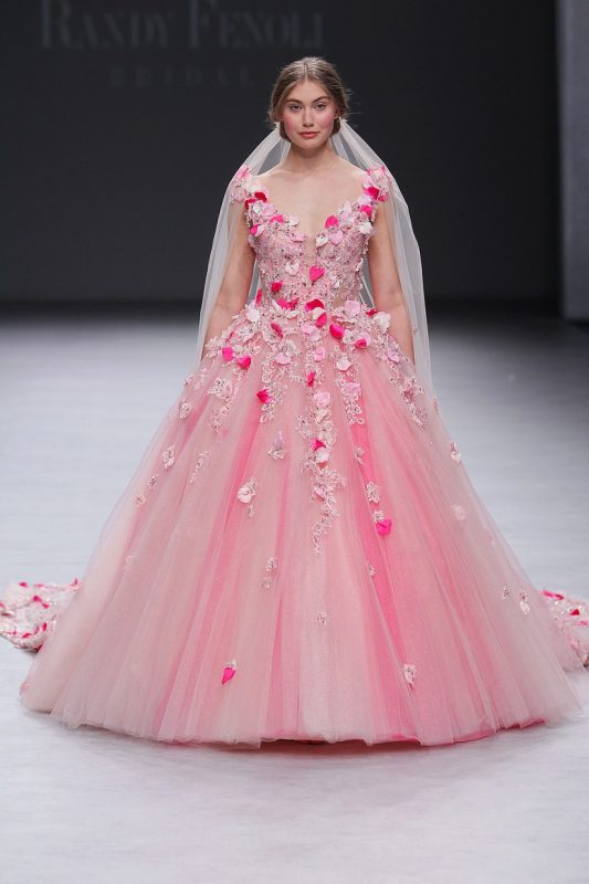 Abiti da sposa colorati 2020 in un arcobaleno di eleganza