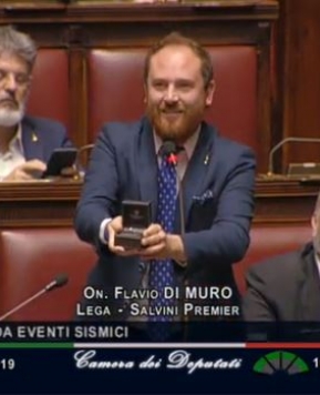 Proposta matrimonio in Parlamento, il deputato leghista: “Elisa, mi sposi?”