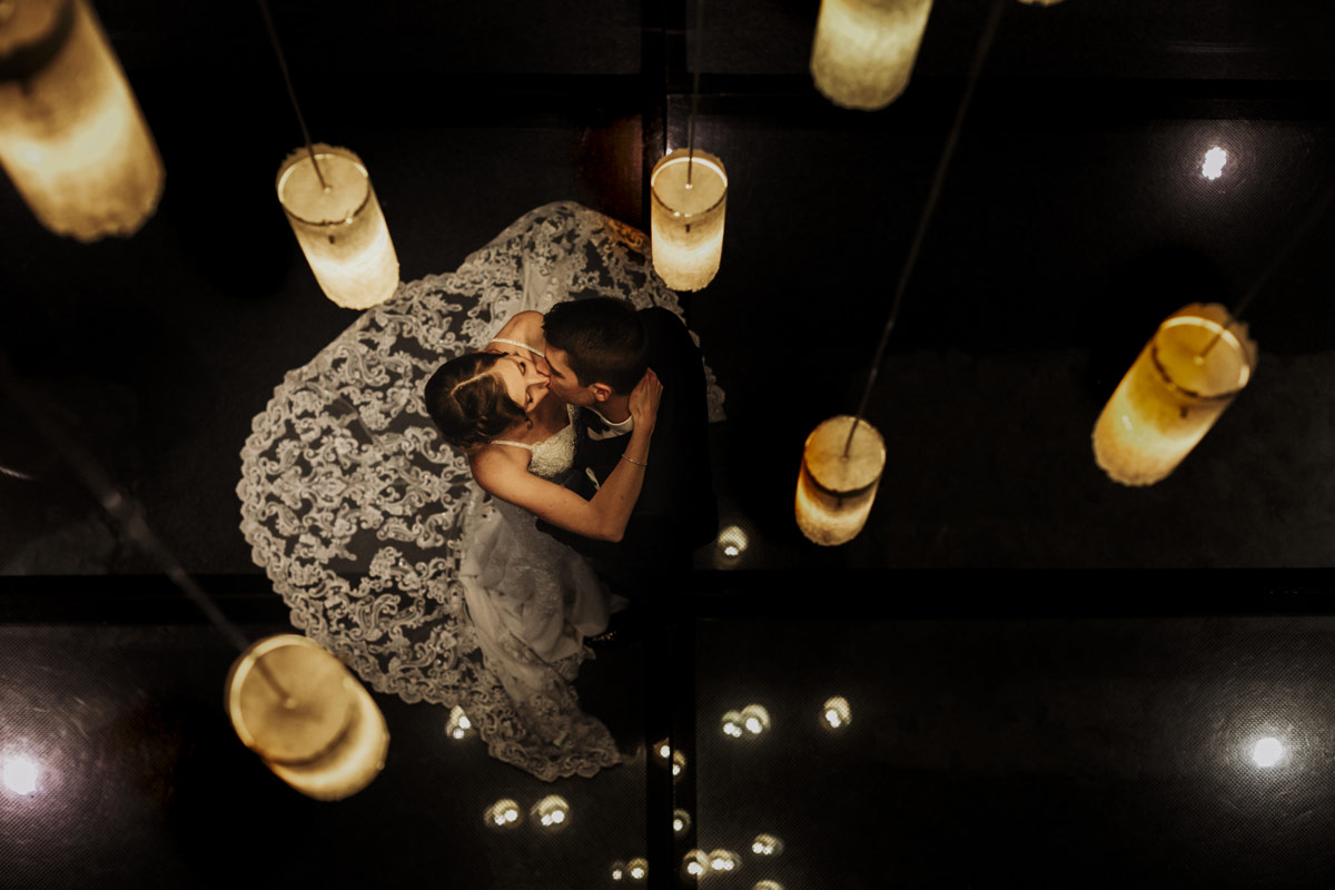Fotografi matrimonio milano. Uno scatto di Damiano Scarano che ritrae dall'alto due sposi abbracciati che ballano
