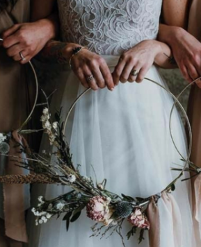 Bouquet da sposa originali, natura e colori protagonisti del bridal look
