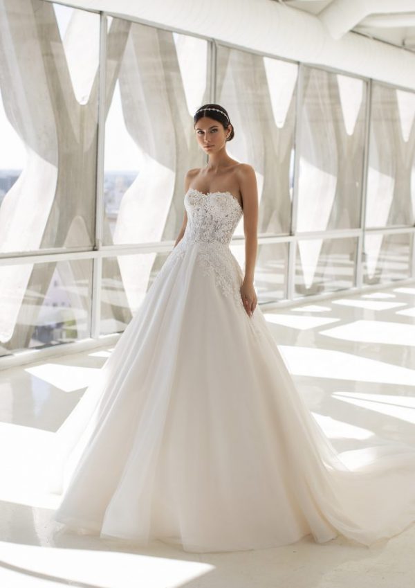 Pronovias Cruise collection 2021, due linee per vere star di Hollywood