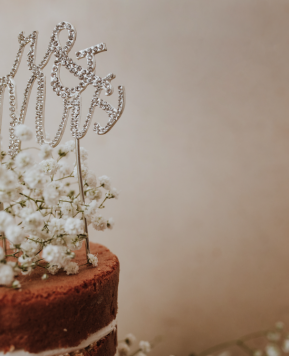 Cake topper: le foto e tutto quello che devi sapere sulla decorazione più trendy per la torta nuziale!