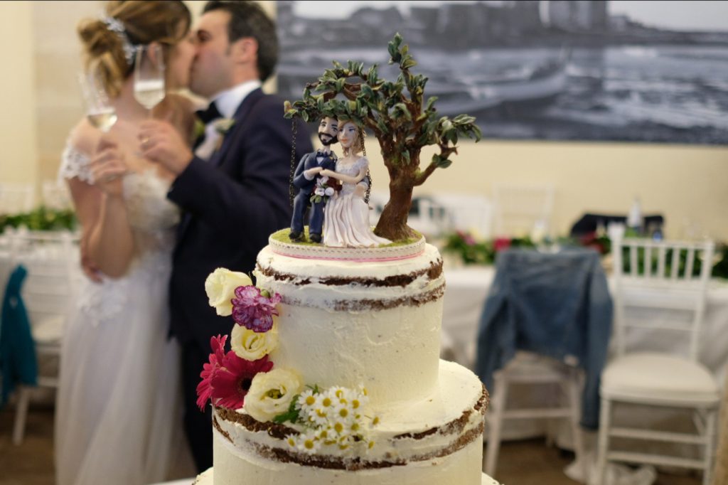 Bride and Groom Couple Wedding Cake Topper Figurine - Kissing Couple   Torte nuziali divertenti, Figurine torta matrimonio, Torta nuziale  particolare