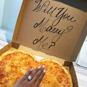 immagine di un box della pizza con scritto mi vuoi sposare per fare la proposta di matrimonio a sorpresa