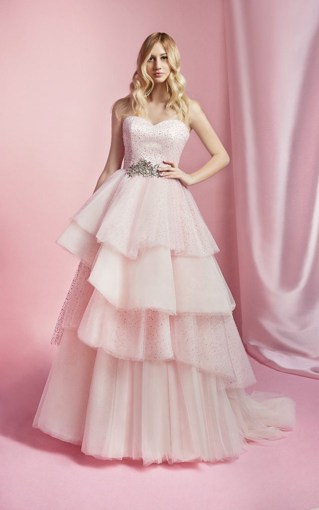 Nella foto lo stesso abito da sposa con corpetto a cuore e gonna a balze di Carlo Pignatelli Sposa 2021 ma in rosa