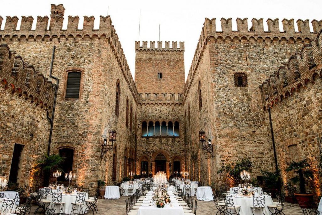 In questa foto il cortile del Castello di Tabiano, a Salsomaggiore Terme, allestito per un banchetto nuziale