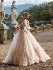 Nella foto un abito da sposa Nicole Milano 2021
