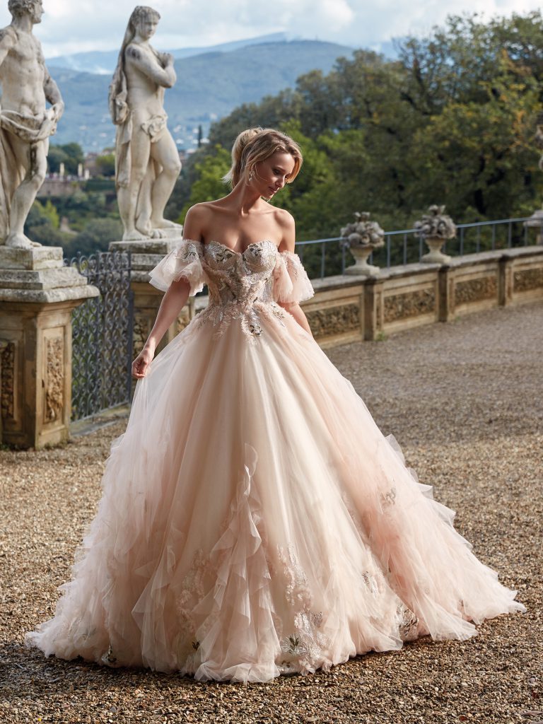 Nella foto un abito da sposa Nicole Milano 2021