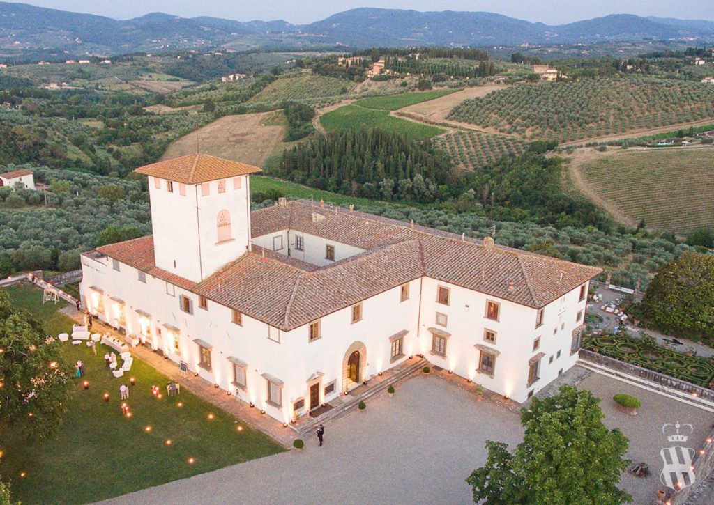 In questa foto una veduta dall'alto della location per matrimoni Villa Corsini a Mezzomonte, in Toscana