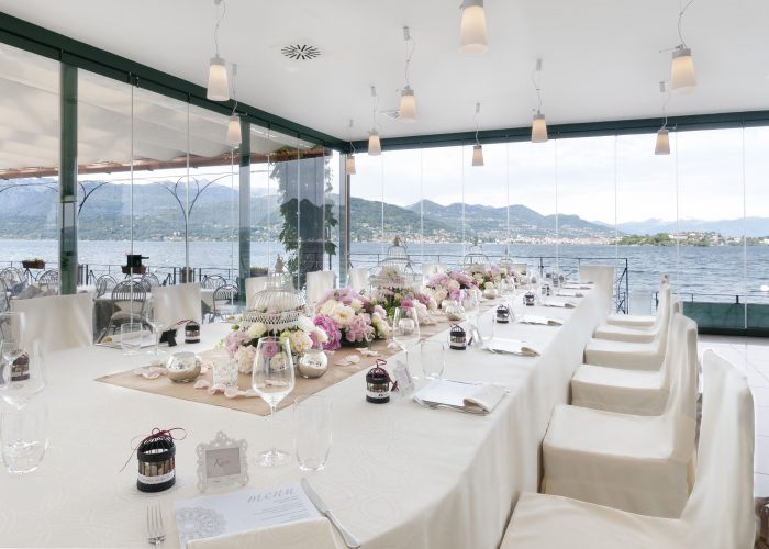 In questa foto un tavolo vista mare del ristorante Belvedere, sul Lago Maggiore, allestito per ospitare un pranzo di matrimonio