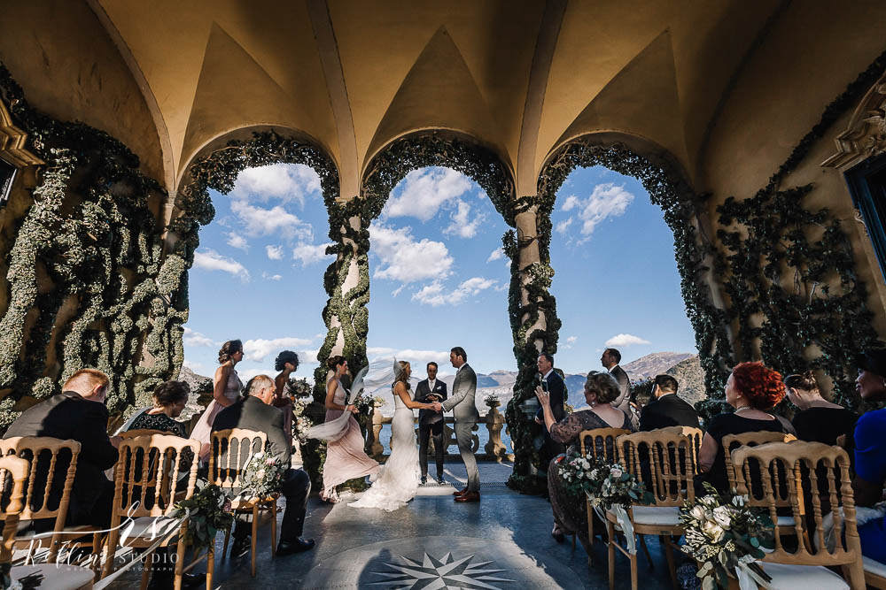 In questa foto due sposi si scambiano le promesse nuziali sulla terrazza del Grand Hotel Tremezzo, con vista sul Lago di Como