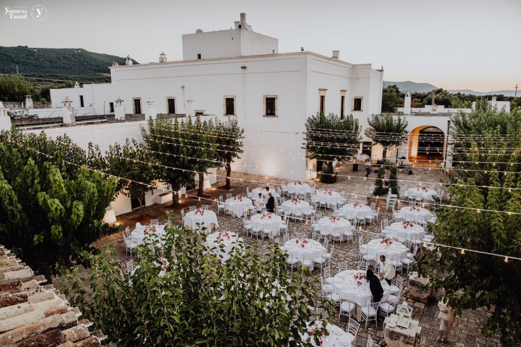 In questa foto la corte interna di Masseria Montalbano, ad Ostuni, in Puglia, allestita con i tavoli di un matrimonio 