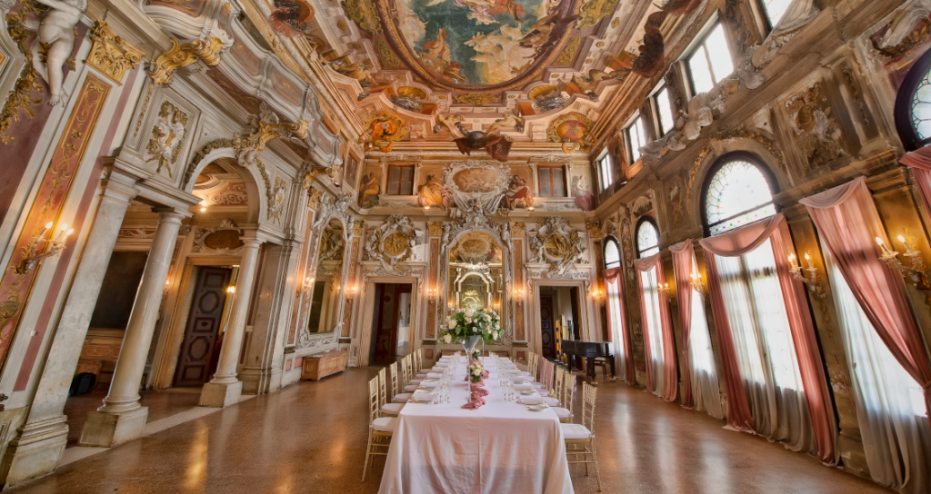 In questa foto un tavolo imperiale allestito per un matrimonio all'interno di uno dei saloni di Palazzo Ca' Zenobio, a Venezia