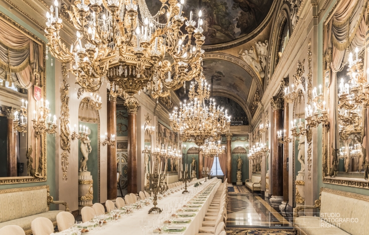 In questa foto un lungo tavolo imperiale allestito all'interno di una delle sale di Palazzo Borghese, a Firenze