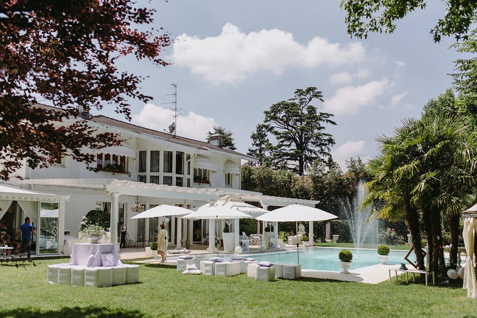 In questa foto il retro di villa Patrizia di Magnago, con il suo prato verde all'inglese e la piscina 