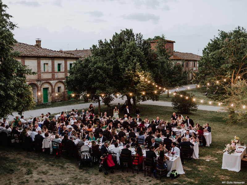 in quest foto una location matrimonio allestita in giardino