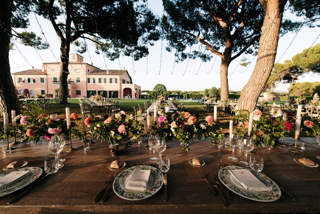 In questa foto una mise en place Country Chic firmata dalla Wedding Planner Angela Bartolomeo