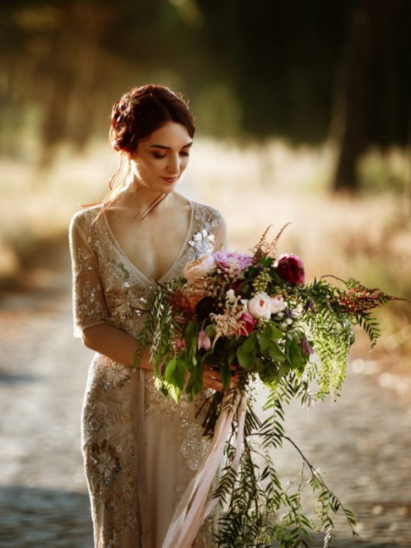 In questa foto una sposa con il suo bouquet che ha scelto di affidarsi ad Angela Bartolomeo Wedding Planner