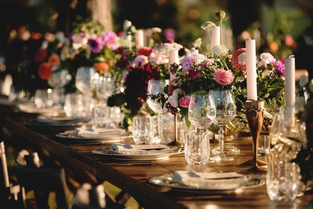 In questa foto un tavolo nuziale in stile Country Chic allestito dalla Wedding Planner Angela Bartolomeo